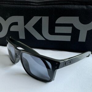 Oakley Holbrook Multi cam with grey lenses. Extra Blue(ice) lenses included.